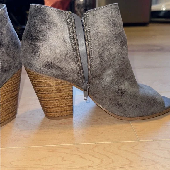 Heeled bootie - Picture 2 of 3